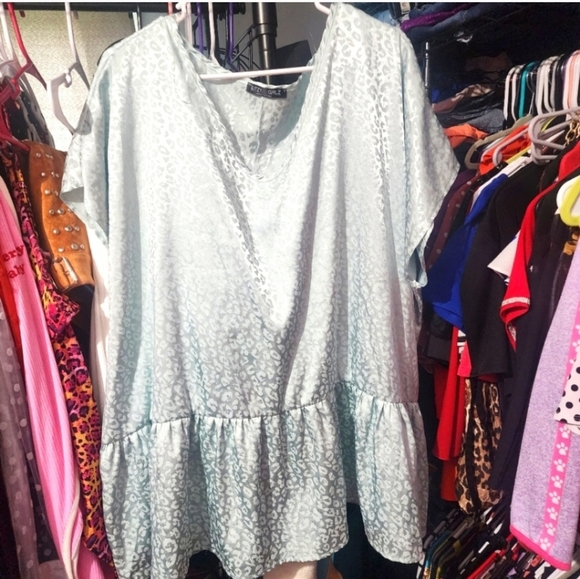 Like new Glitzy girlz satin top size 3x - Picture 1 of 4